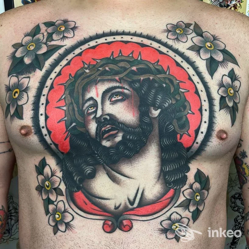 Ampio tatuaggio sul petto eseguito da Electric Tattoo a Massafra, ritratto stilizzato circondato da fiori.