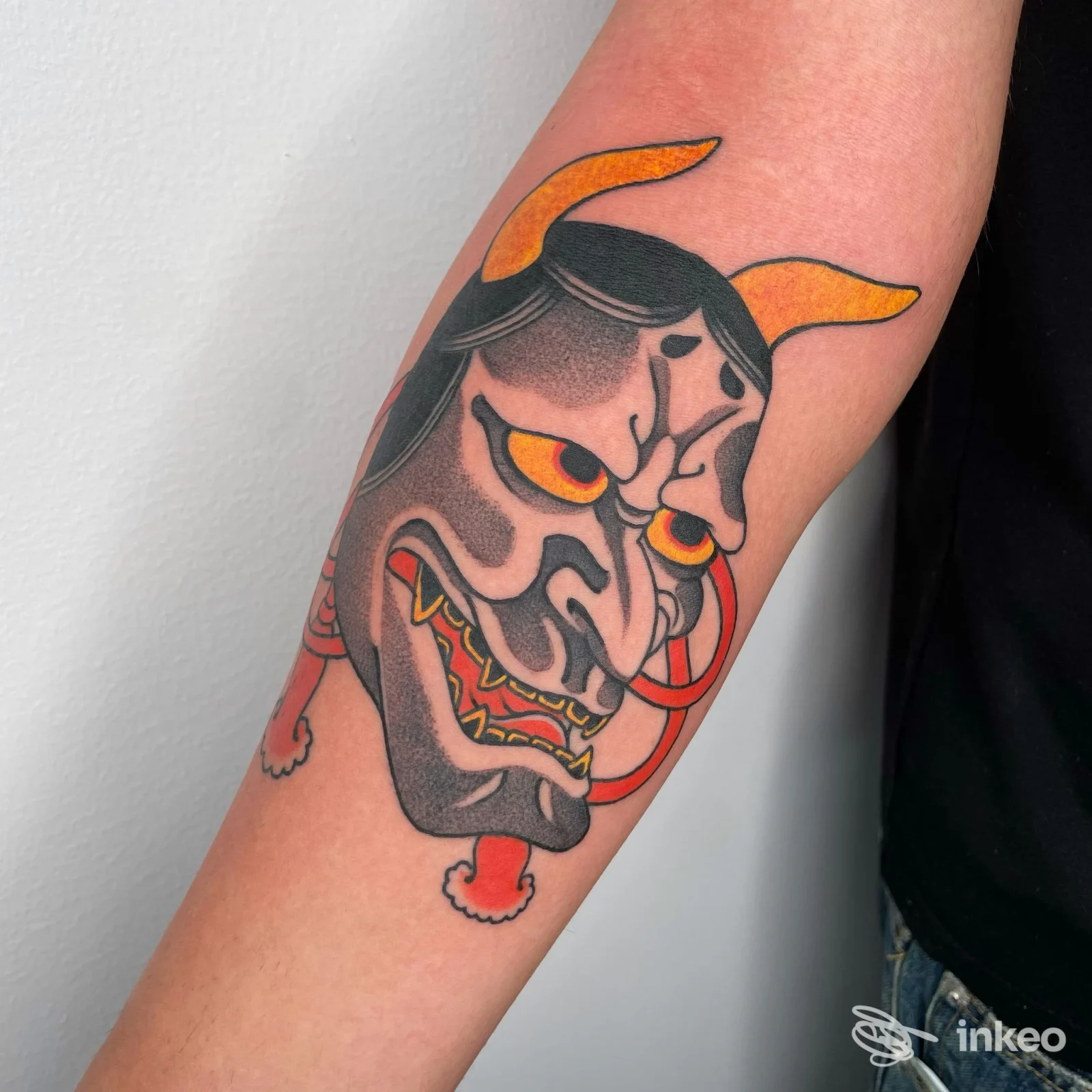 Tatuaggio a colori di una maschera stilizzata sull'avambraccio, realizzato da ELECTRIC TATTOO a Massafra.