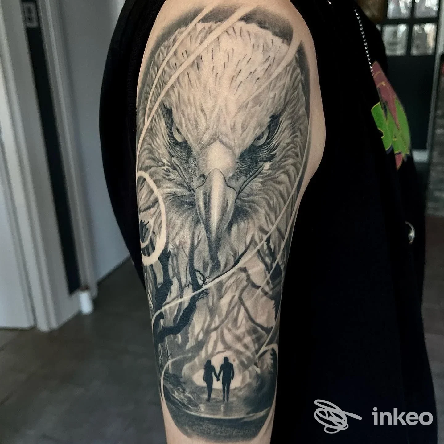 Tatuaggio manica con grande aquila e coppia che cammina, foto dal braccio eseguita da Shades Of Ink, Venezia.
