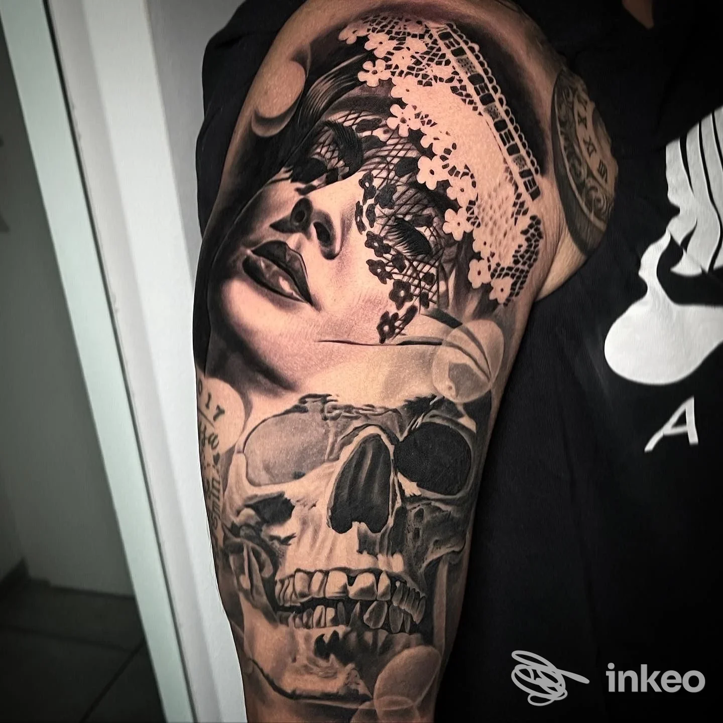 Tatuaggio realistico in bianco e nero su avambraccio con volto femminile in pizzo e teschio, Shades Of Ink, Venezia.
