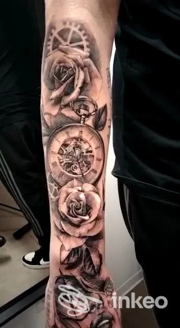 Tatuaggio realistico a tema rose e orologio sul braccio, Sweet Tattoo and Piercing a Sant'Ambrogio di Valpolicella.