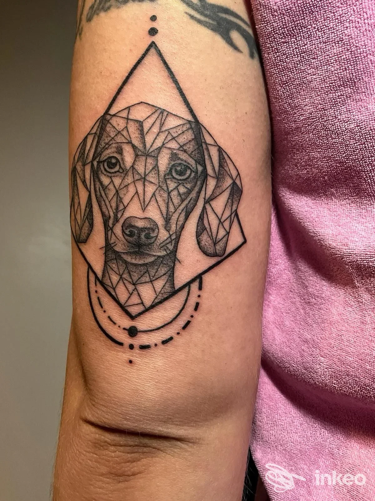 Tatuaggio geometrico della testa di un cane sull'avambraccio, Make a Wish Tattoo Studio, Caorle.