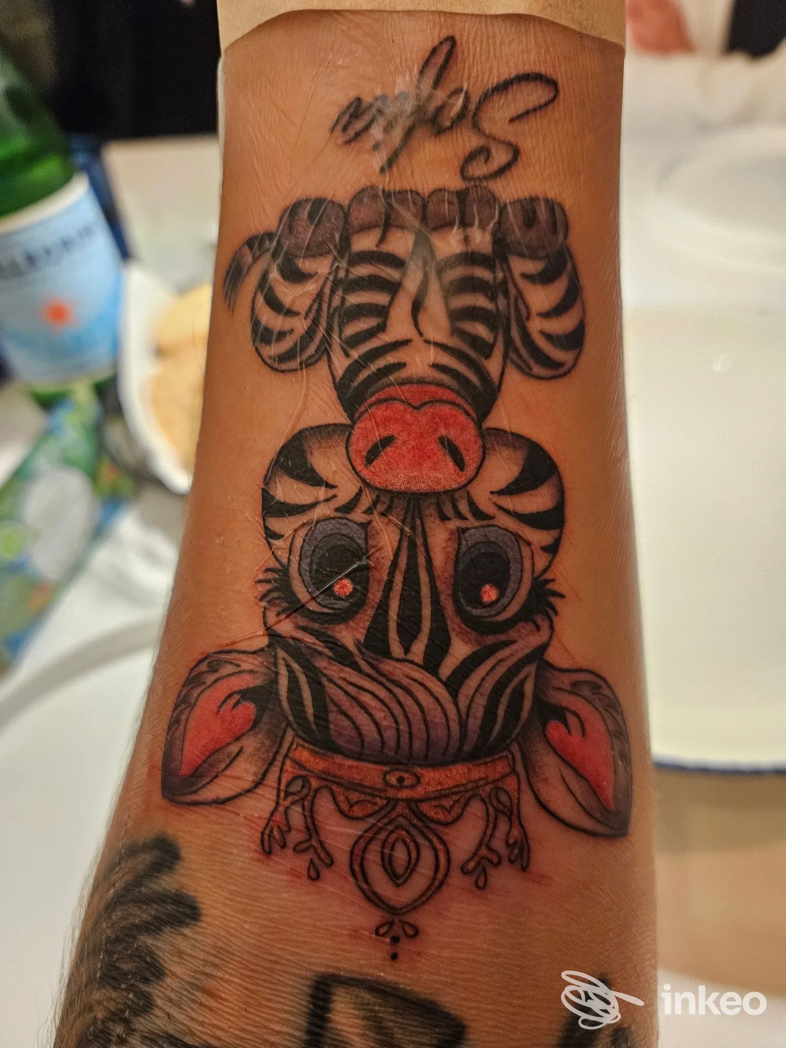 Tatuaggio colorato su avambraccio interno raffigurante un animale stilizzato; immagine fornita da Make a Wish Tattoo Studio, Caorle.