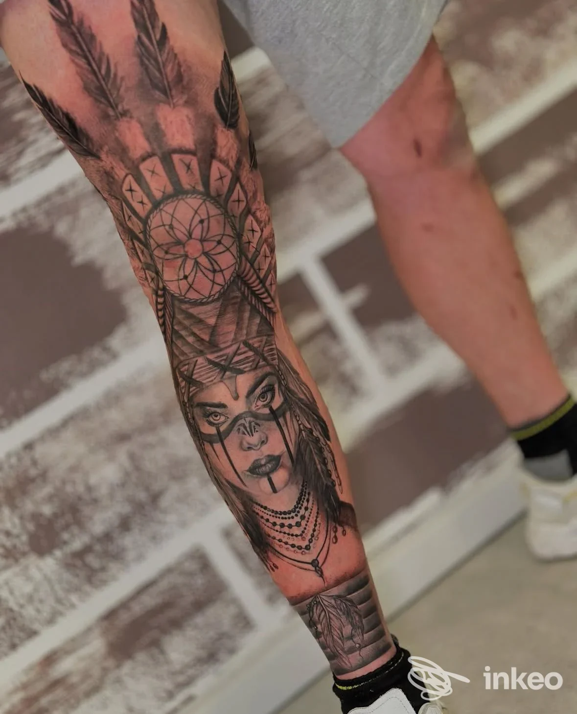Tatuaggio realistico in bianco e nero su polpaccio con volto femminile e acchiappasogni, CAOS TATTOO di Cristina Mitran, Verona.