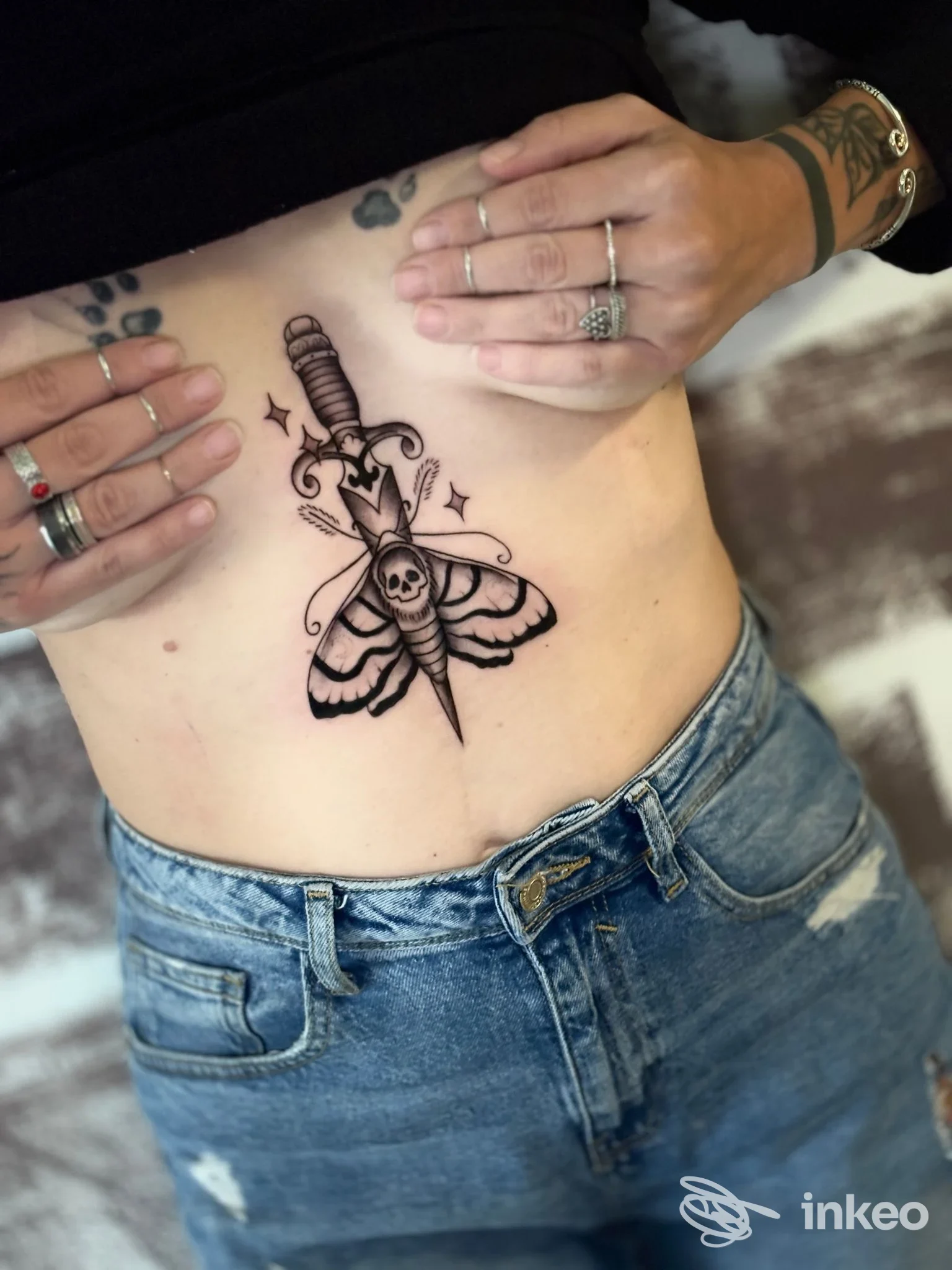 Tatuaggio su addome con pugnale e falena, CAOS TATTOO di Cristina Mitran, Verona.