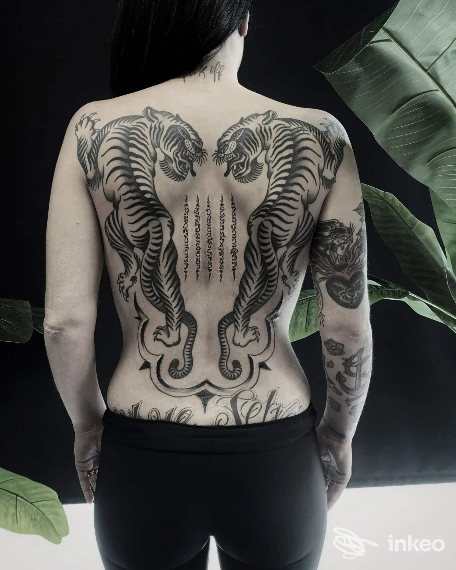Grande tatuaggio dorsale con due tigri simmetriche eseguito da CM INK Tattoo Studio a Verona, soggetto fotografato di schiena.