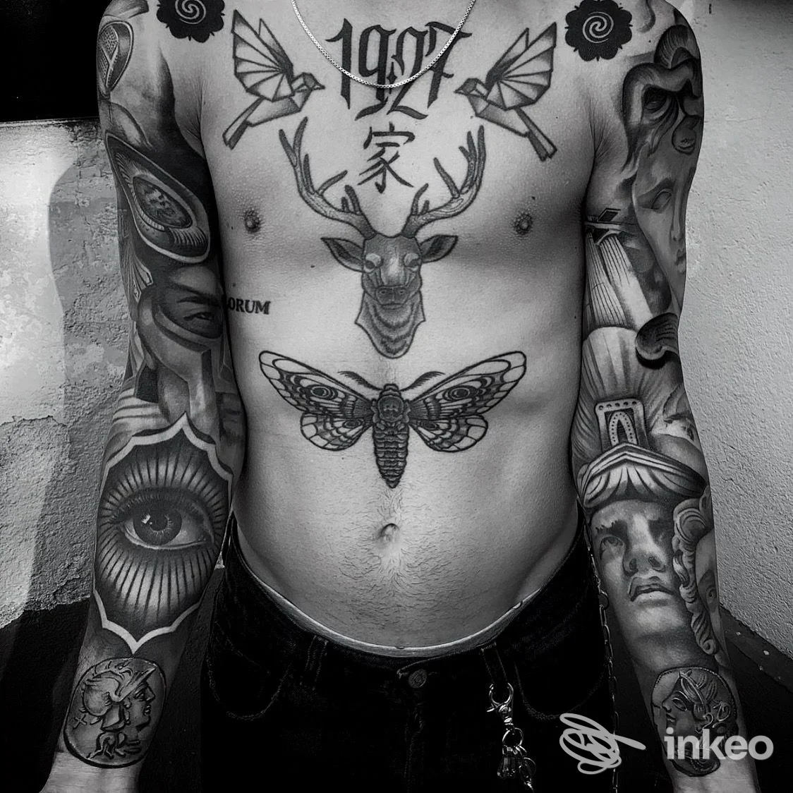 Torace e avambracci tatuati in nero e grigio, foto di CM INK Tattoo Studio, Verona.