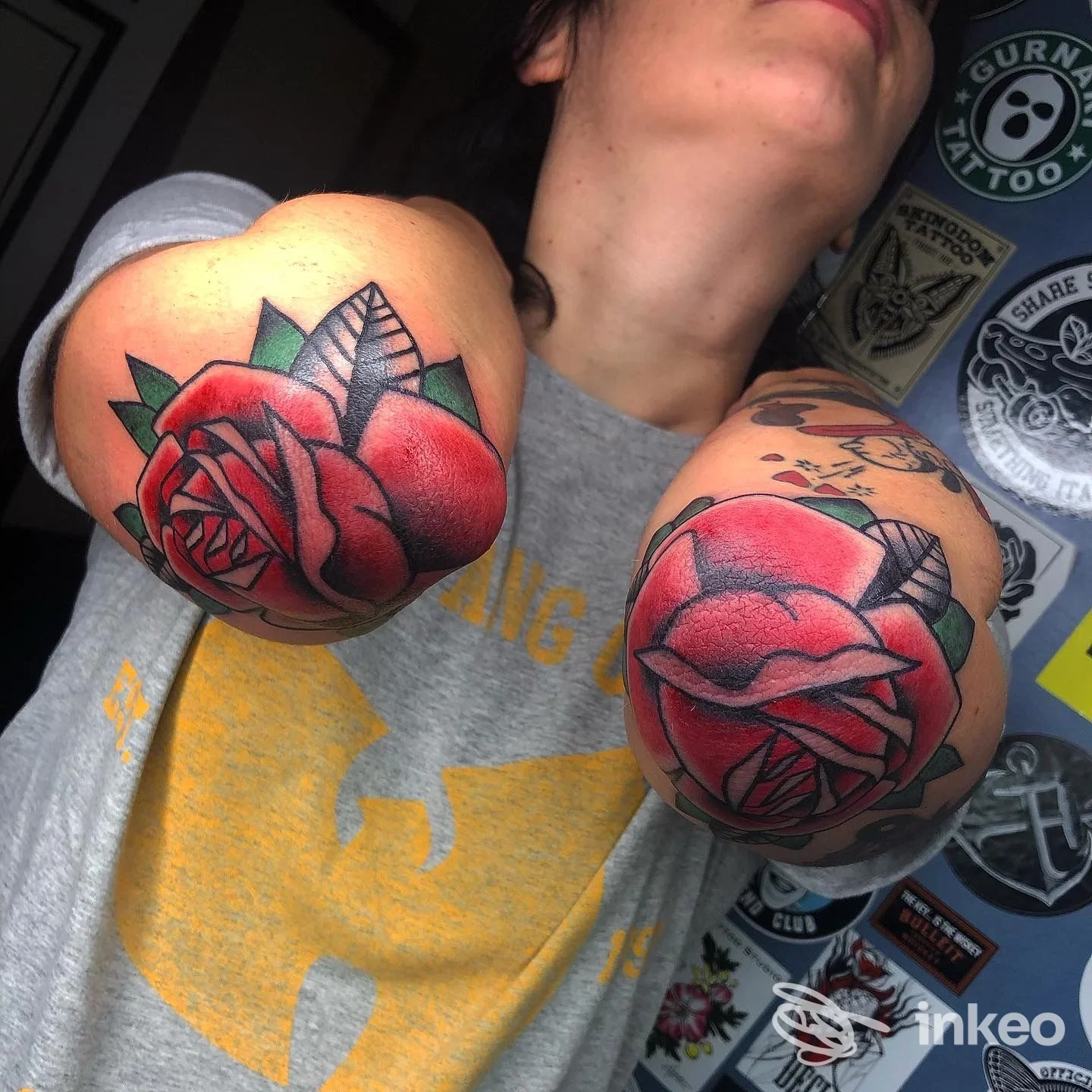 Tatuaggi grandi a forma di rosa rossa sui gomiti, foto inviata dallo studio The Ink Harbor di Dolo.
