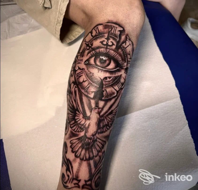 Tatuaggio black & grey sull'avambraccio con occhio realistico e colomba, Ink in Blood di Mery Salvatore, Statte.