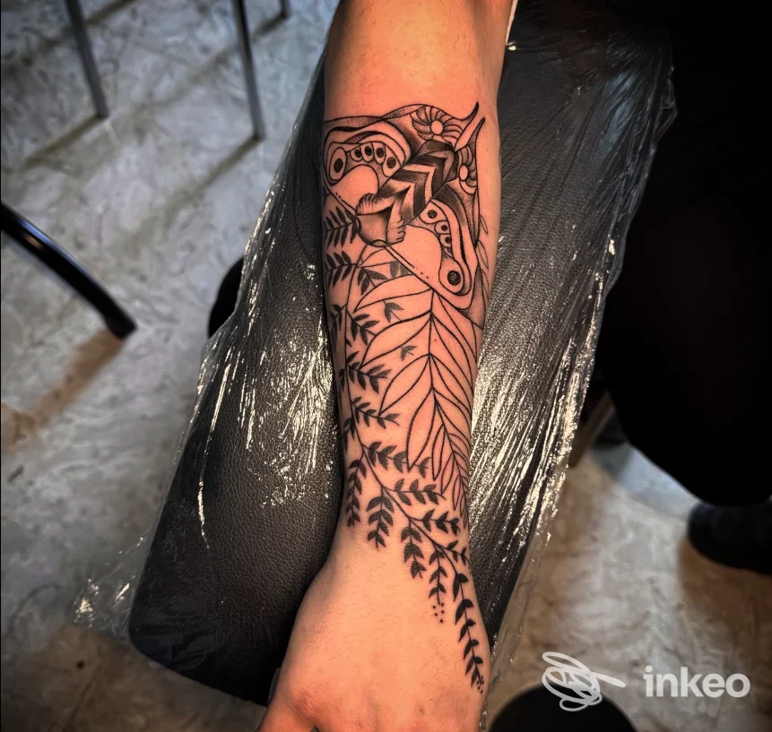 Tatuaggio nero ornamentale a motivi fogliari sull'avambraccio, foto fornita da Ink in Blood di Mery Salvatore a Statte.