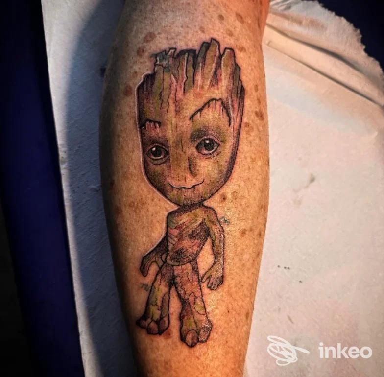 Tatuaggio a colori di un personaggio in stile fumetto sull'avambraccio, foto fornita da Ink in Blood di Mery Salvatore a Statte.