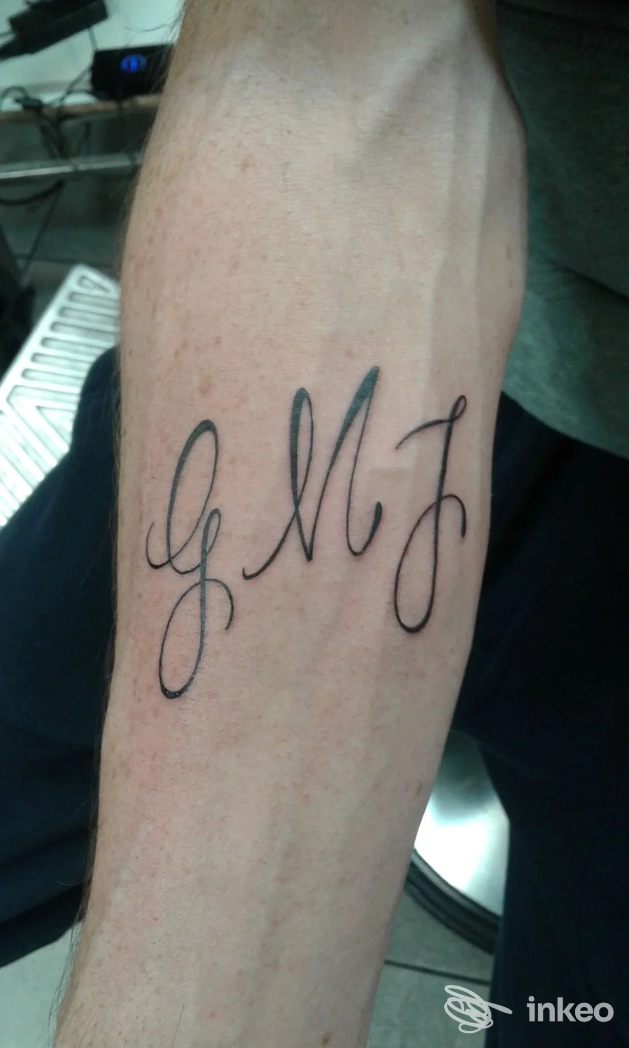 Tatuaggio calligrafico con lettere in nero sull'avambraccio interno, foto scattata presso Art under skin Tattoo studio a Prato.