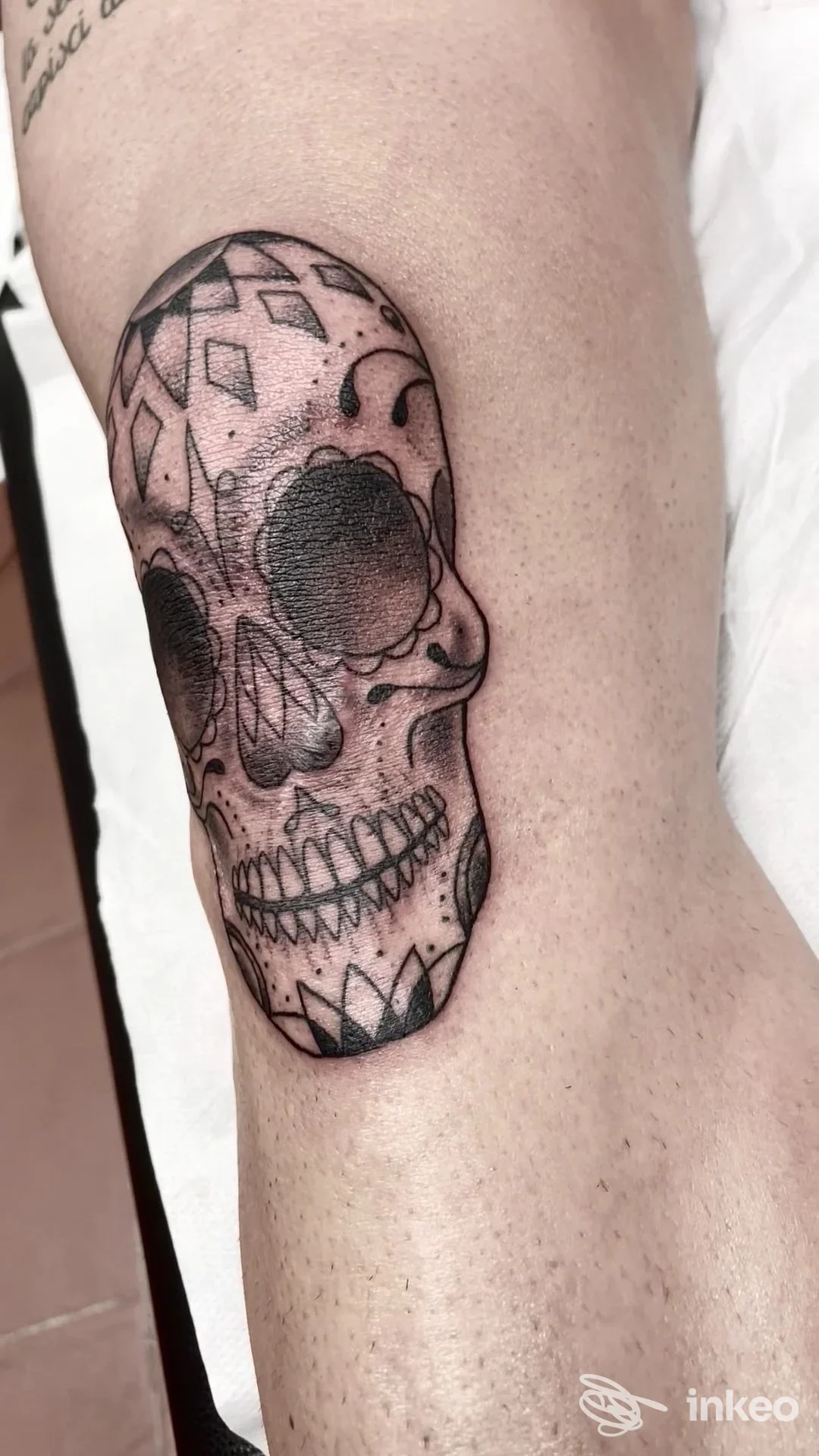 Tatuaggio a tema teschio in blackwork/dotwork sulla parte superiore della gamba, realizzato da Rush Ink a Pisa.