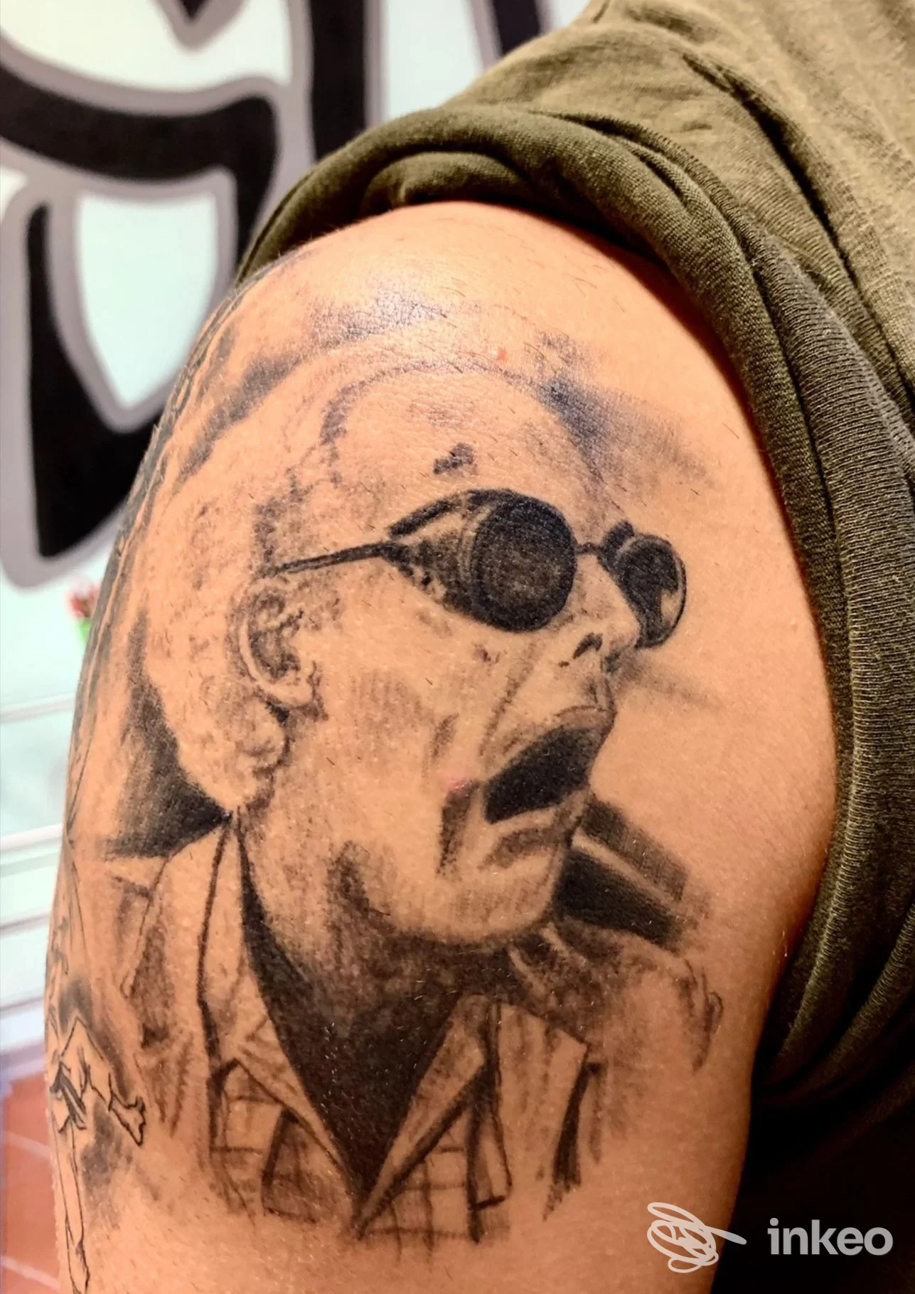 Tatuaggio ritratto a inchiostro nero sul braccio superiore, Rush Ink, Pisa.