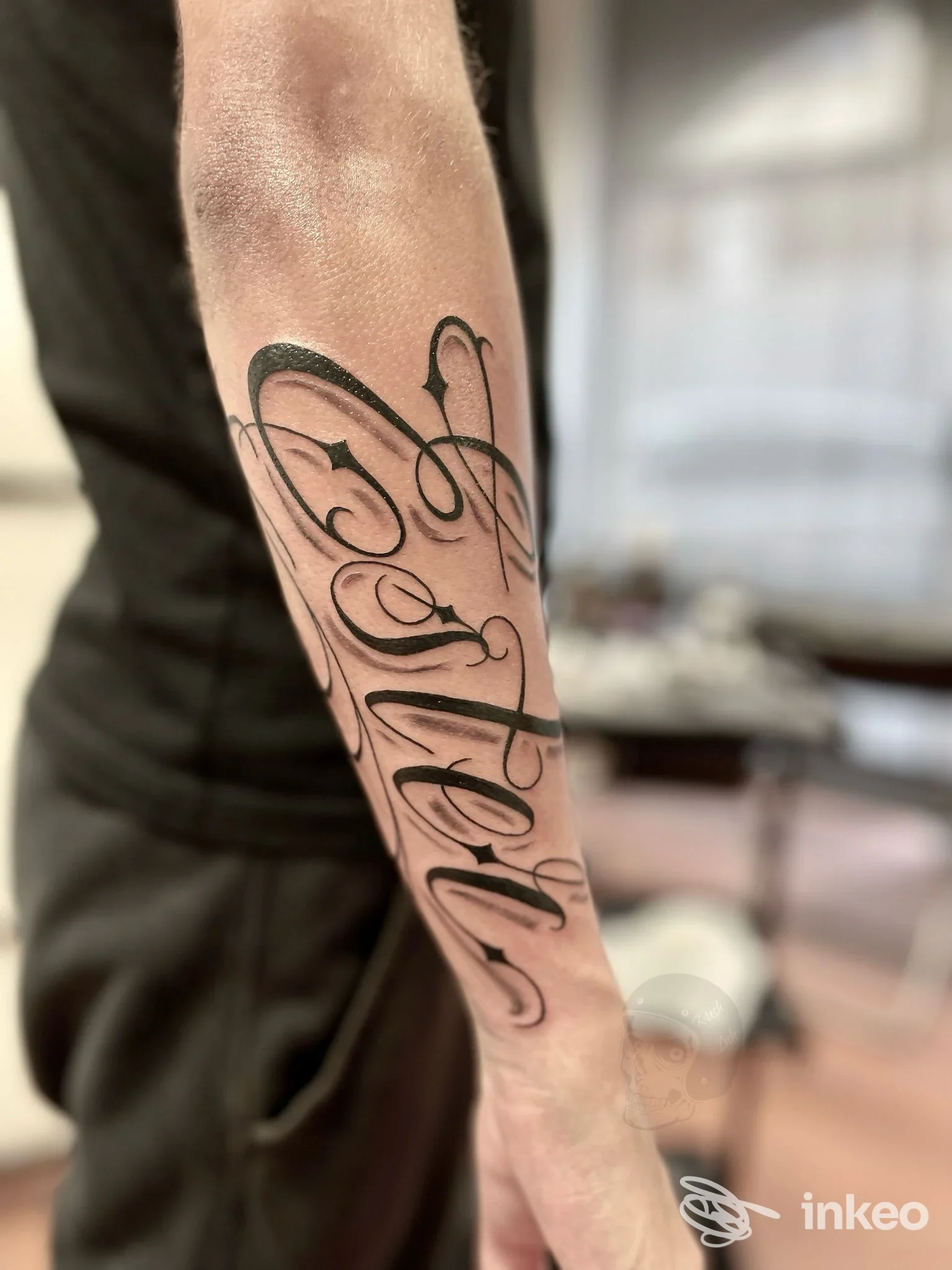 Tatuaggio calligrafico nero sull'avambraccio, foto realizzata da Rush Ink a Pisa.