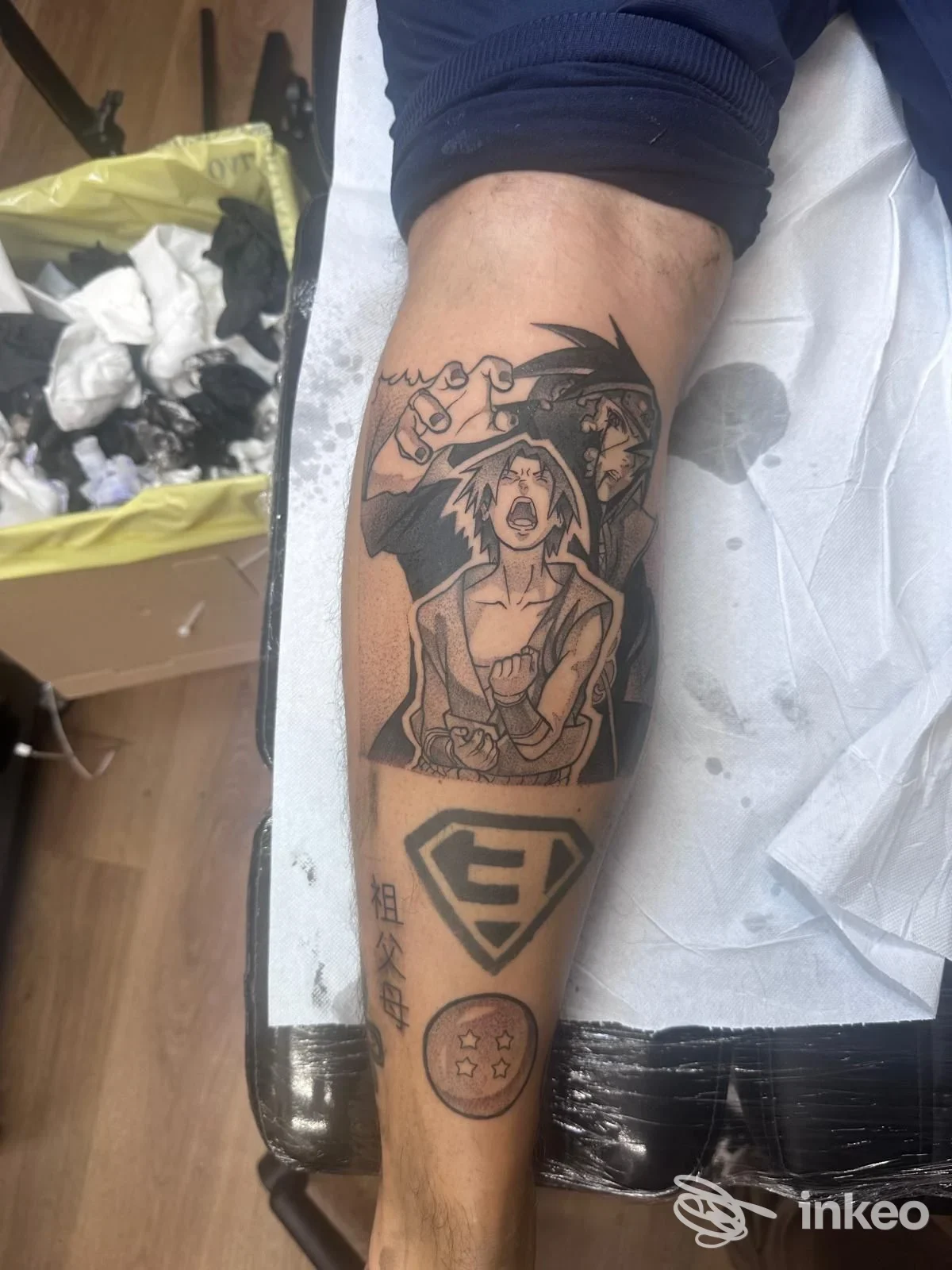 Tatuaggio in bianco e nero su avambraccio realizzato da Ink underground, Firenze, con soggetto illustrativo e simboli geometrici.