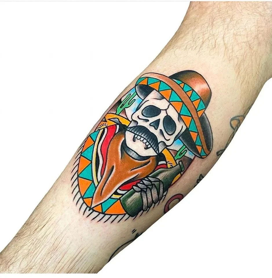 Tatuaggio realistico su avambraccio: scheletro con sombrero e bottiglia, colori vividi e linee nette.