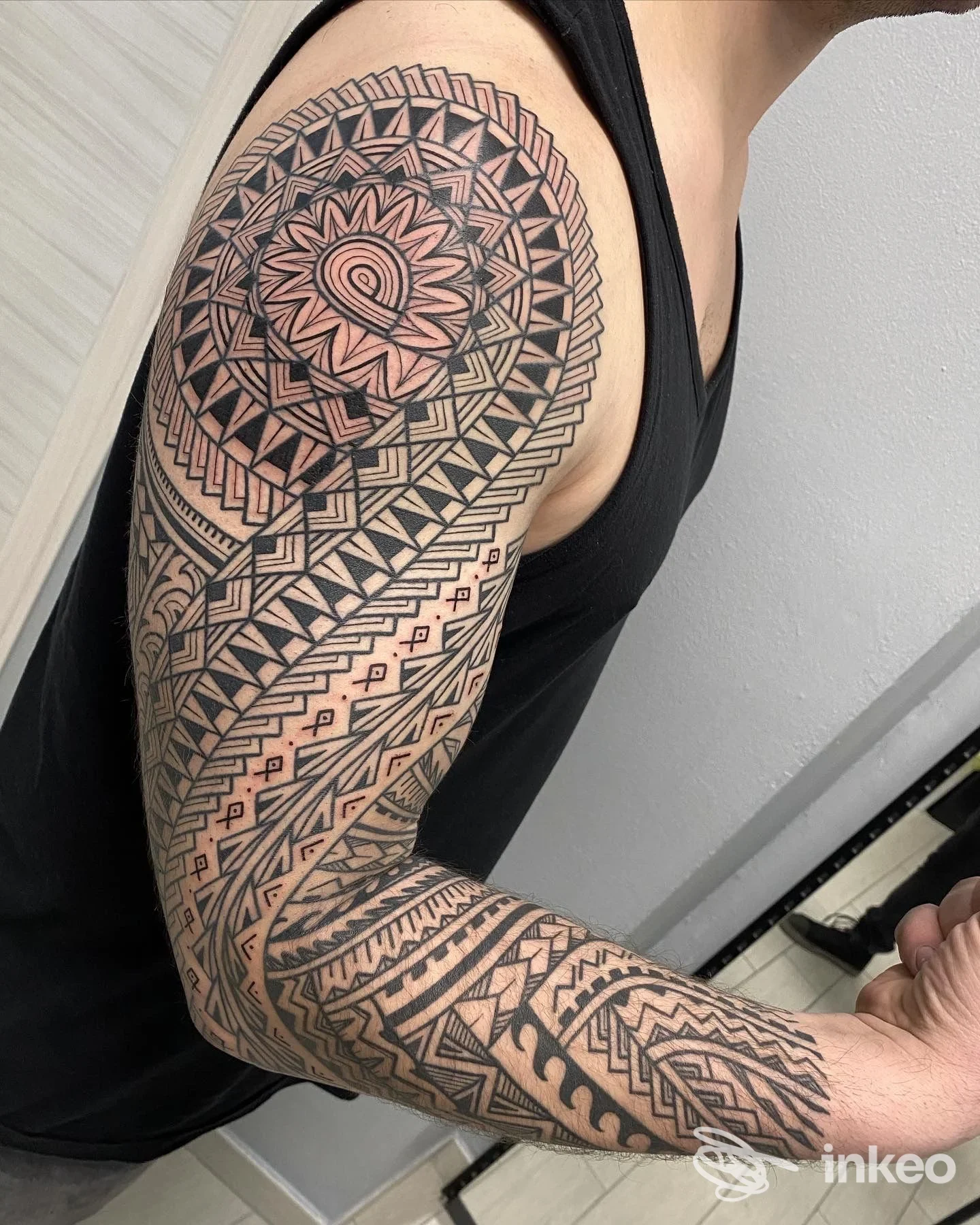 Ampia manica tribale geometrica sul braccio e spalla, foto per Inkwave Tattoo Lazise a Lazise.
