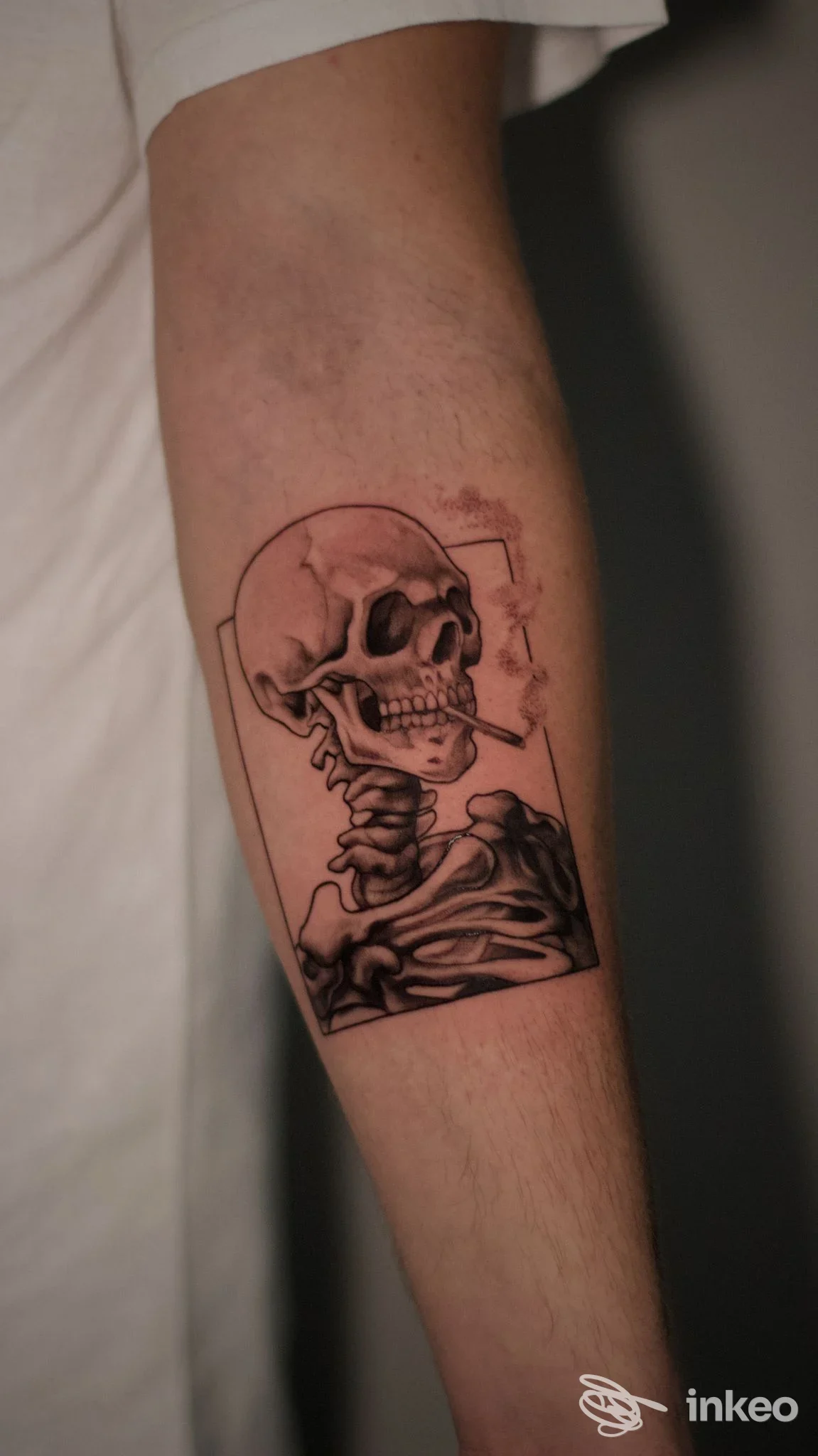 Tatuaggio di teschio che fuma sull'avambraccio, foto fornita da Floating Flame Tattoo Gallery, Trani.