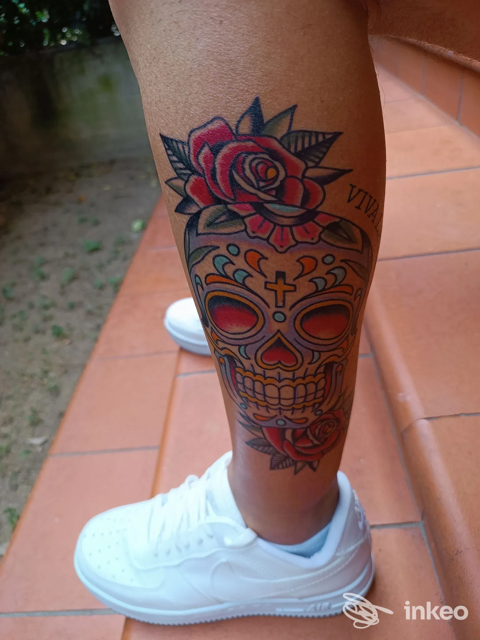 Tatuaggio sugar skull con rose sul polpaccio, ANIMANERA TATTOO STUDIO, Poggio a Caiano.
