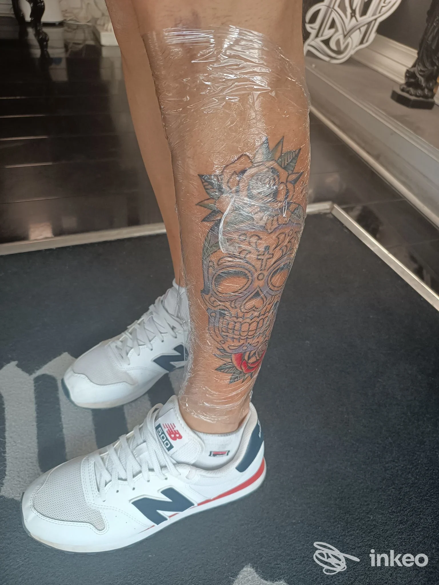 Gamba con tatuaggio nuovo avvolto in pellicola protettiva, fotografia realizzata presso ANIMANERA TATTOO STUDIO a Poggio a Caiano.
