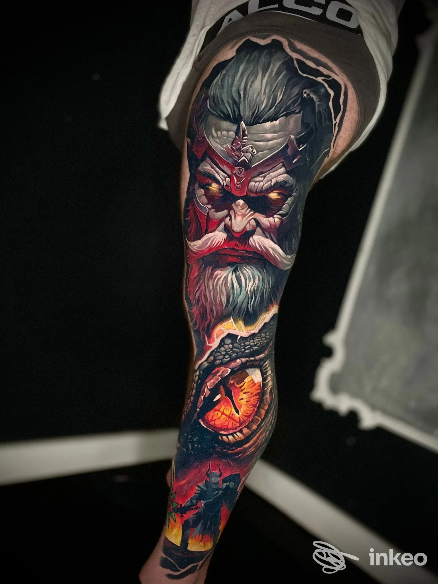 Manica tatuata colorata con volto stilizzato e grande occhio draconico sull'avambraccio, ANIMANERA TATTOO STUDIO, Poggio a Caiano.