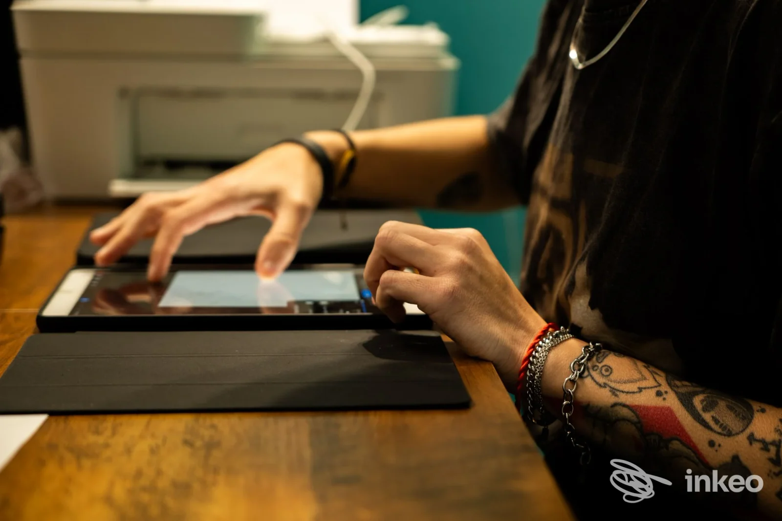 Primo piano sul sottoavambraccio tatuato mentre la persona usa un tablet, immagine di MelArt Tattoo a Santeramo in Colle.