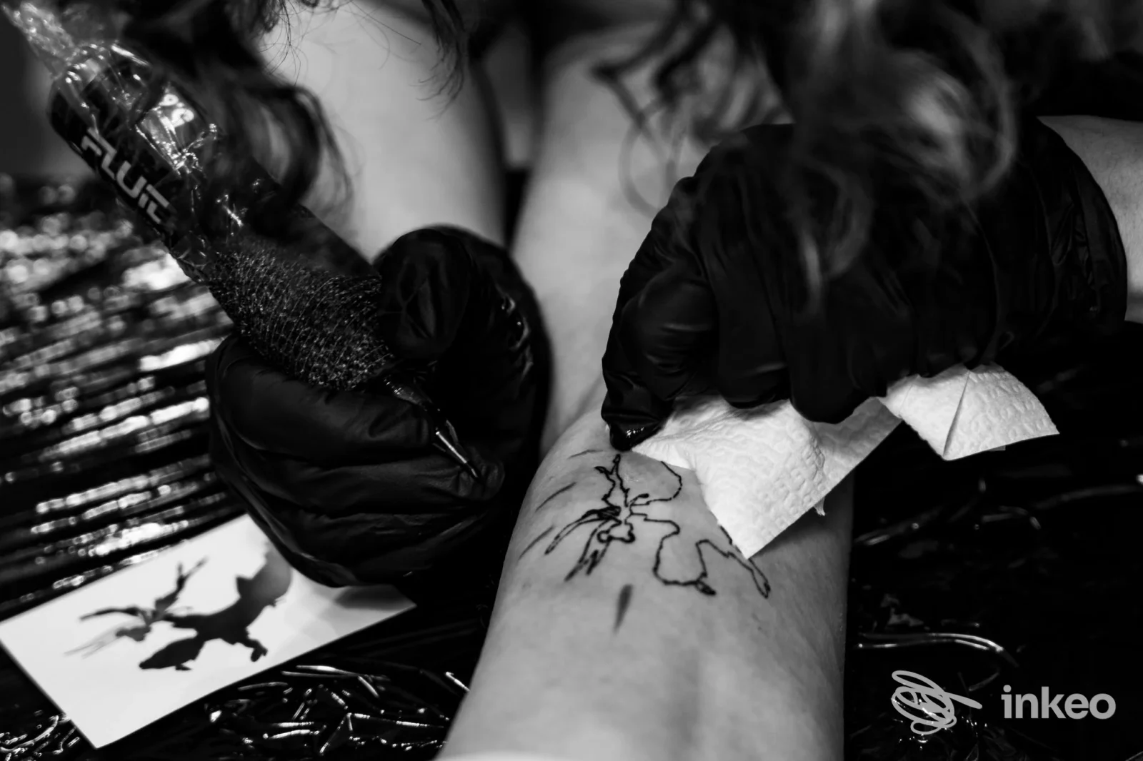 Primo piano di tatuaggio in corso sull'avambraccio, foto scattata in MelArt Tattoo a Santeramo in Colle.