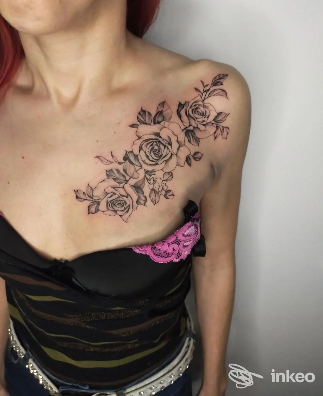 Tatuaggio floreale black & grey su clavicola e spalla, foto inviata dallo studio Psyco22tattoo a Badia Polesine.