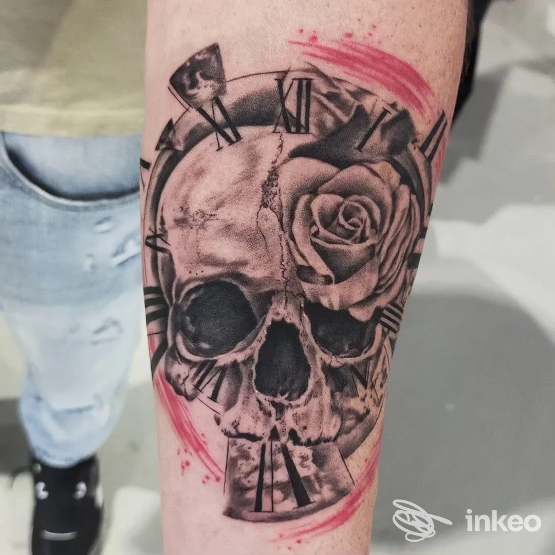 Tatuaggio su avambraccio con teschio realistico, rosa e numeri romani, foto inviata dallo studio Psyco22tattoo a Badia Polesine.