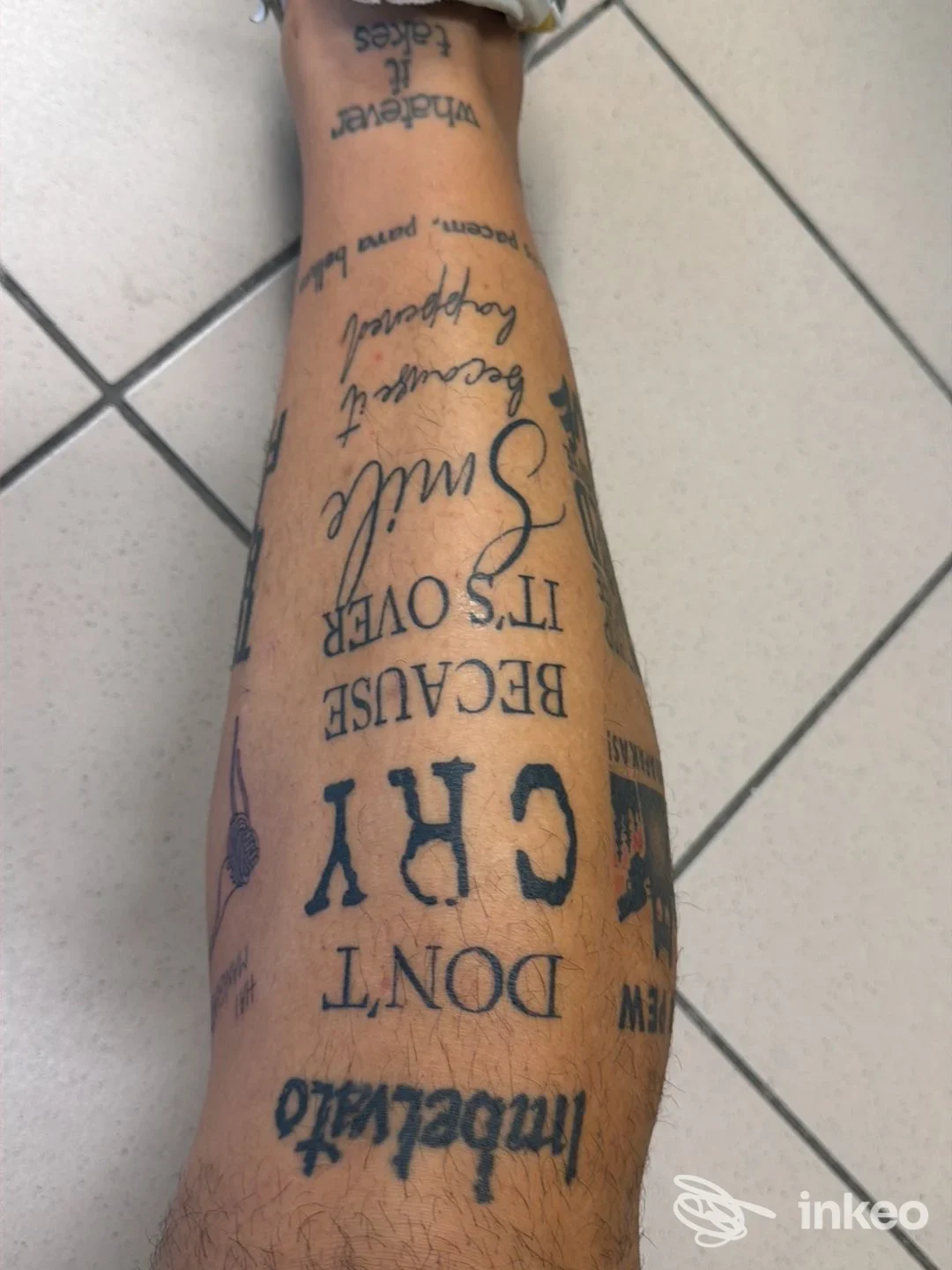 Tatuaggi testuali e grafici sul polpaccio fotografati in primo piano per Drive Ink tattoo a Montemurlo.