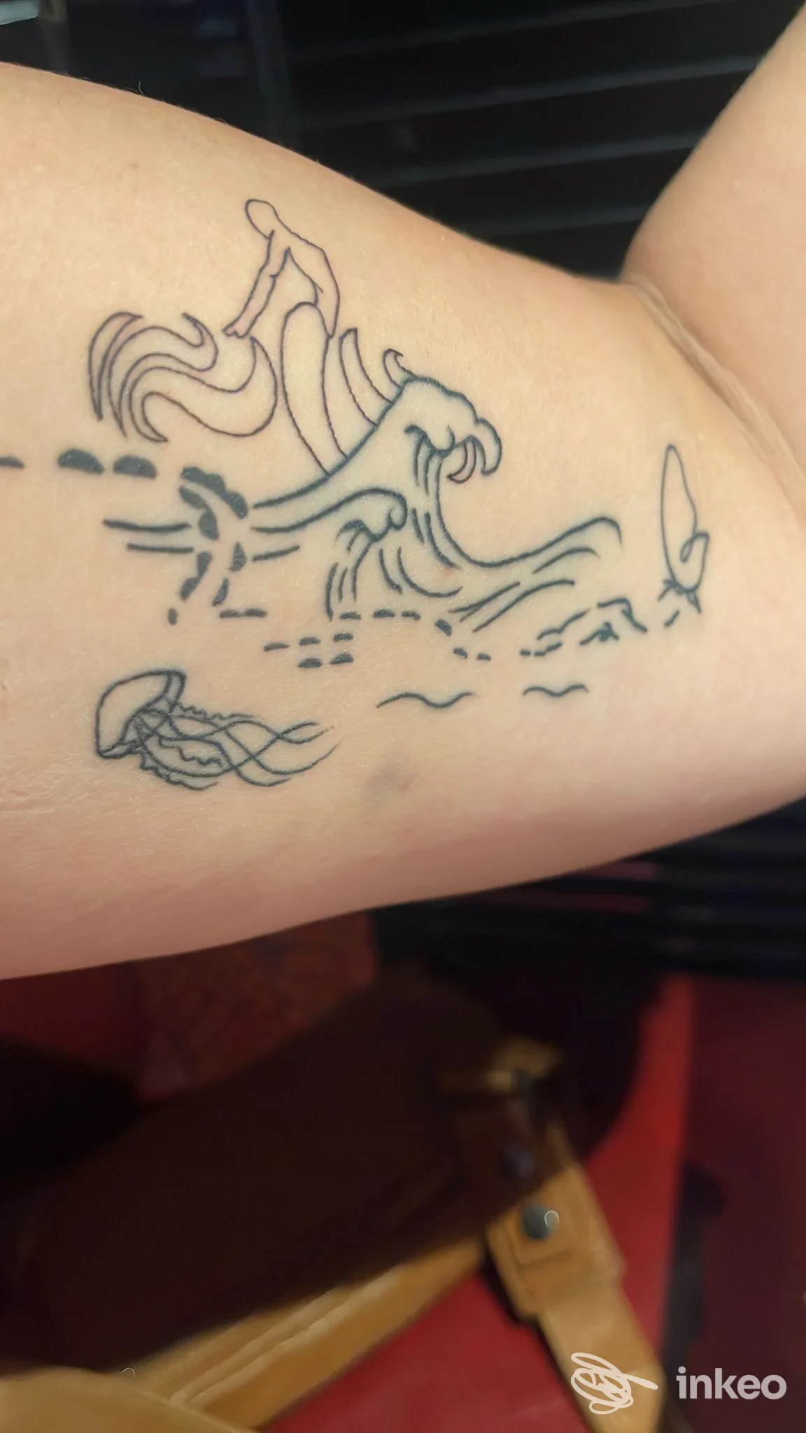 Tatuaggi a linee nere con onde e meduse sull'avambraccio, foto inviata da La Industria INK, Taranto.
