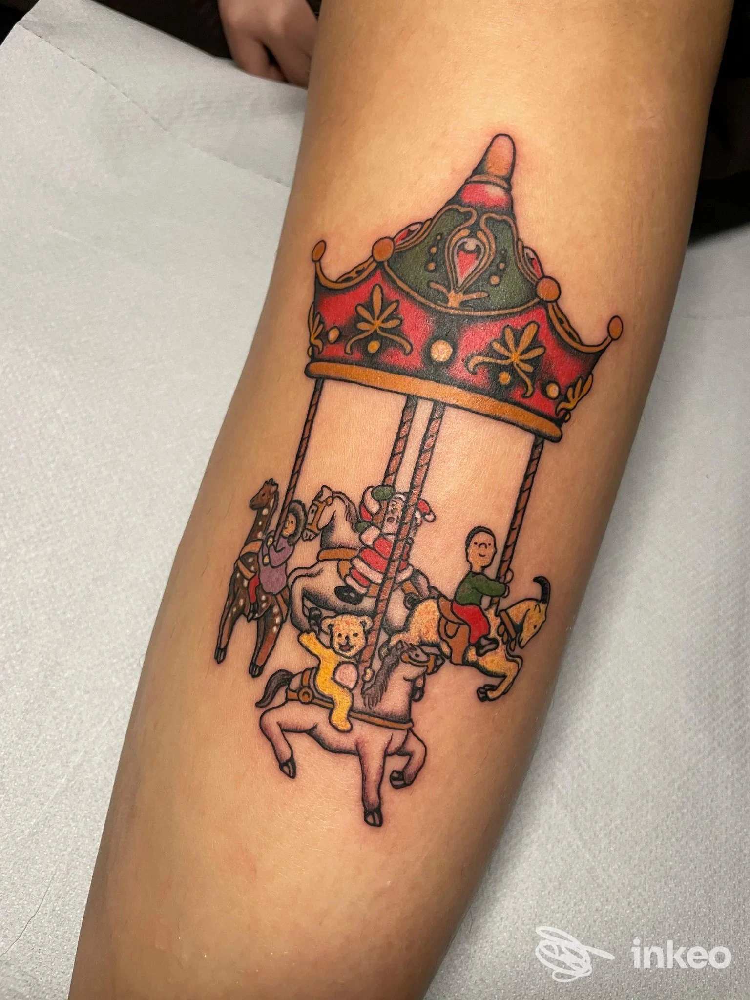 Tatuaggio a colori di una giostra con cavalli sul davanti dell'avambraccio, eseguito da Cry Later Tattoo Shop a Corato.