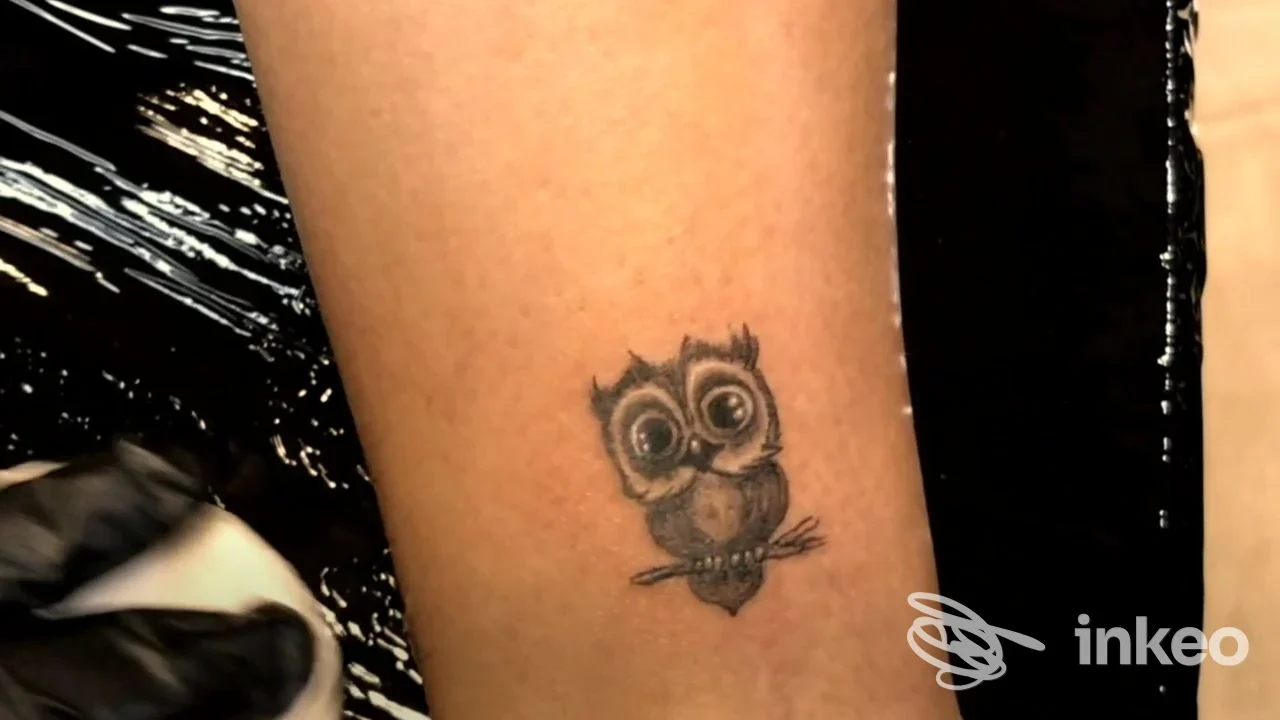 Piccolo tatuaggio monocromatico a forma di gufo sull'avambraccio, eseguito da Black Floyd Tattoo Studio ad Apricena, fotografato su pelle reale.