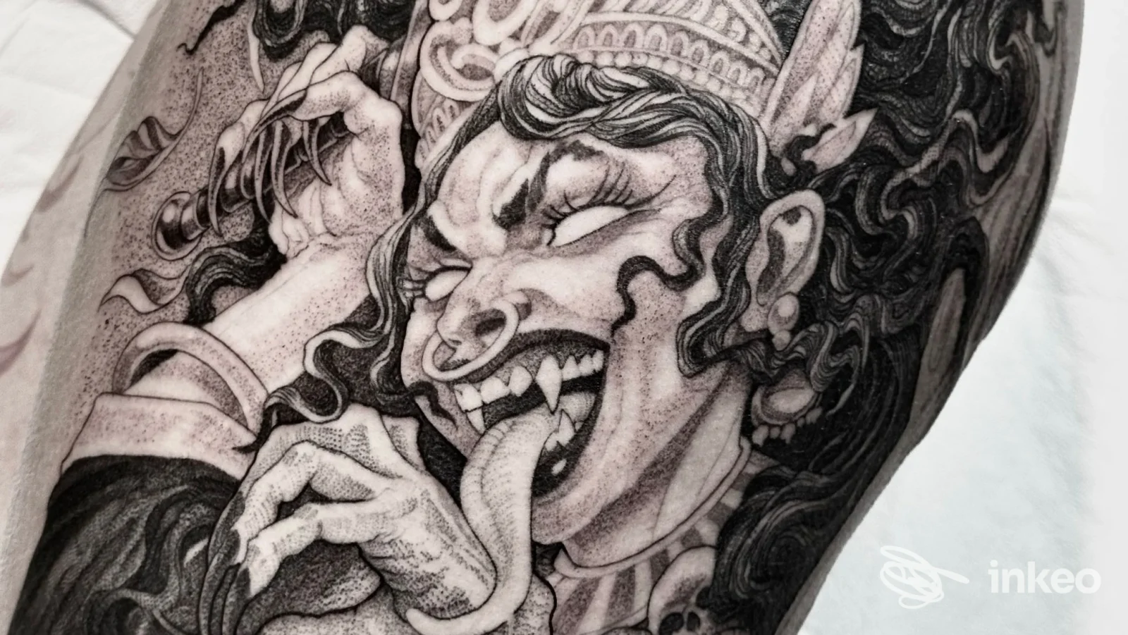 Tatuaggio black & grey su coscia raffigurante un grande volto stilizzato, Furious Ink, Aosta.