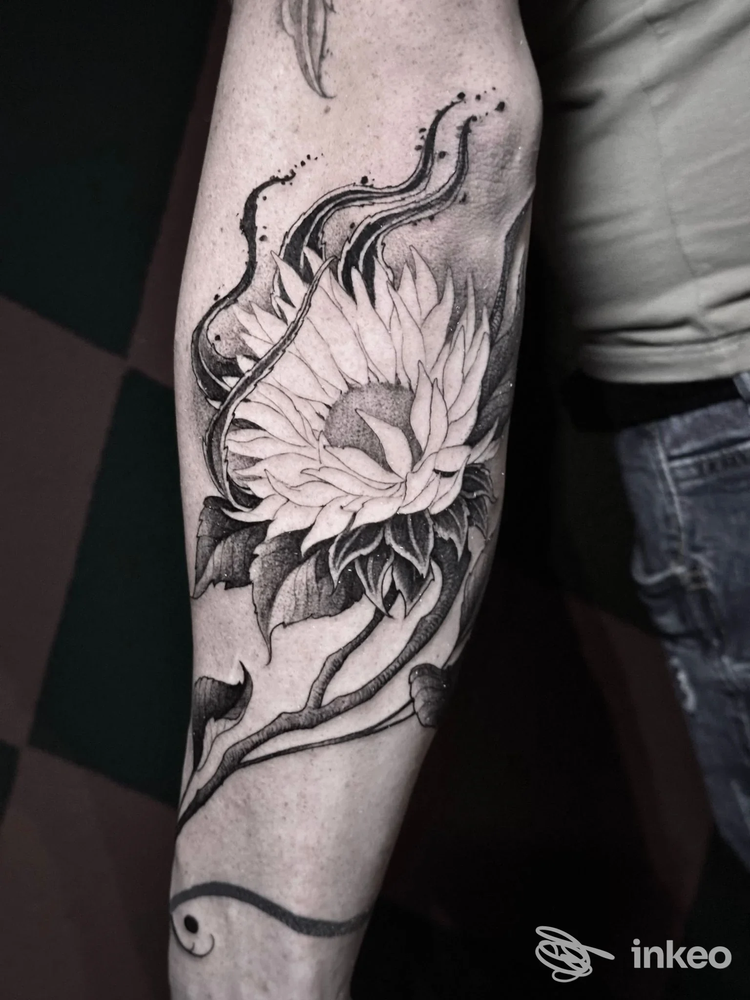 Tatuaggio floreale in bianco e nero sull'avambraccio, foto condivisa da Furious Ink, Aosta.
