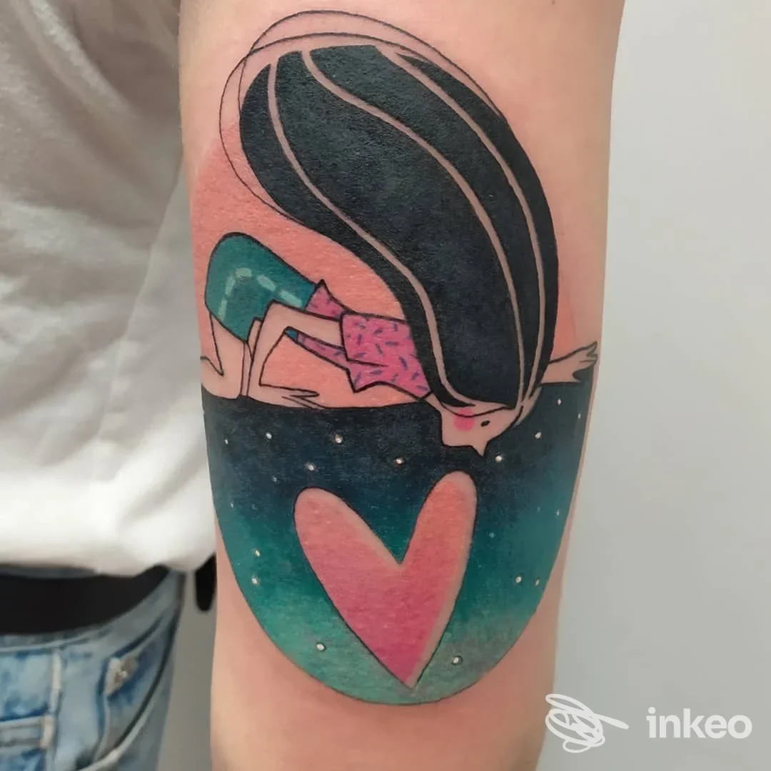 Tatuaggio a colori su avambraccio raffigurante figura femminile stilizzata e cuore, Good Vibes INK, Saint-Vincent.