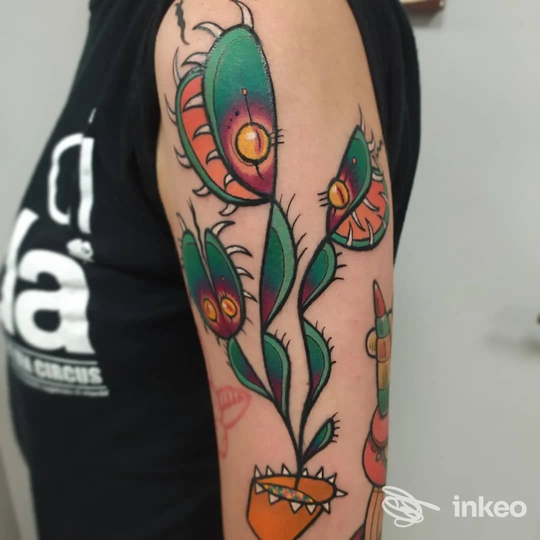 Tatuaggio floreale colorato sul braccio superiore, foto fornita da Good Vibes INK a Saint-Vincent.