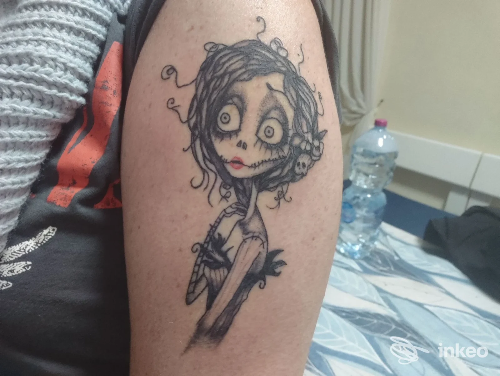 Tatuaggio sul braccio con figura femminile stilizzata in nero e labbra rosse, Tommy Art Tattoo, Bari.