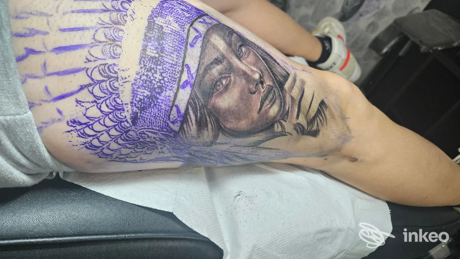 Tatuaggio ritratto realistico in lavorazione sul fianco, foto fornita da Spartaco Tattoo, Frosinone.