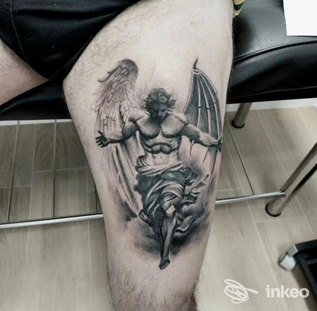 Tatuaggio realistico in bianco e nero di figura alata sulla coscia, Jam Ink Tattoo Family, Ferrara.