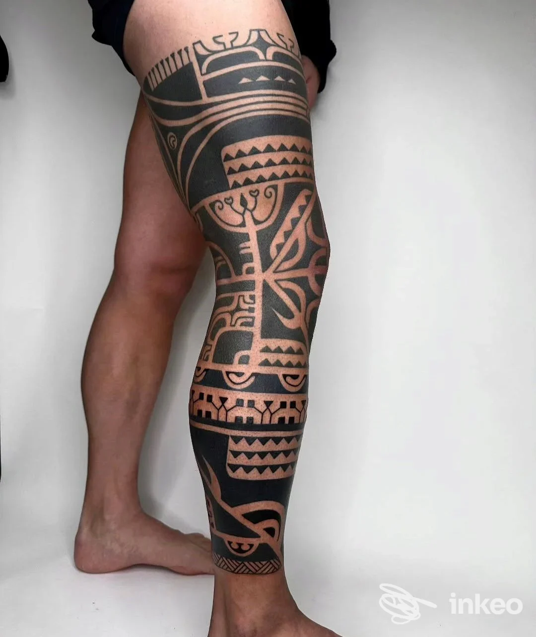 Grande tatuaggio blackwork tribale che copre tutta la gamba, realizzato da Jam Ink Tattoo Family a Ferrara.