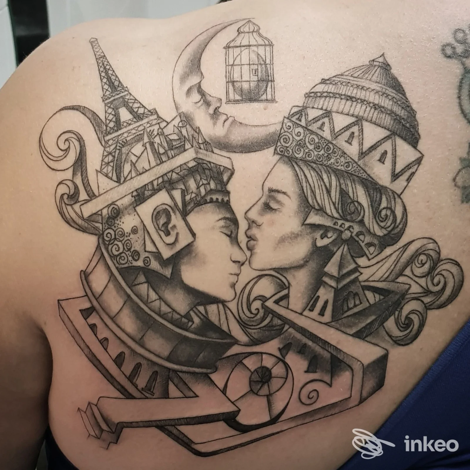 Tatuaggio a lavoro finito su spalla e parte alta della schiena, dettaglio in bianco e nero — Grammofono Tattoo, Vetralla.