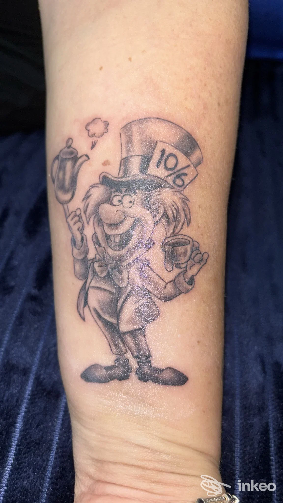 Tatuaggio in nero/grigio di personaggio cartoonesco sull'avambraccio — Dark Old Tattoo, Roma.