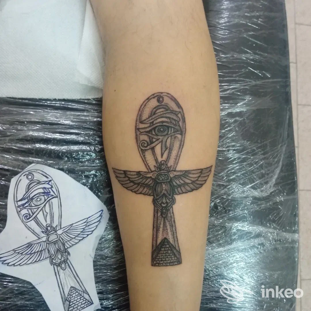 Tatuaggio ad ankh con occhio e ali sull'avambraccio, foto fornita da Ale Tattoo a Valenzano.