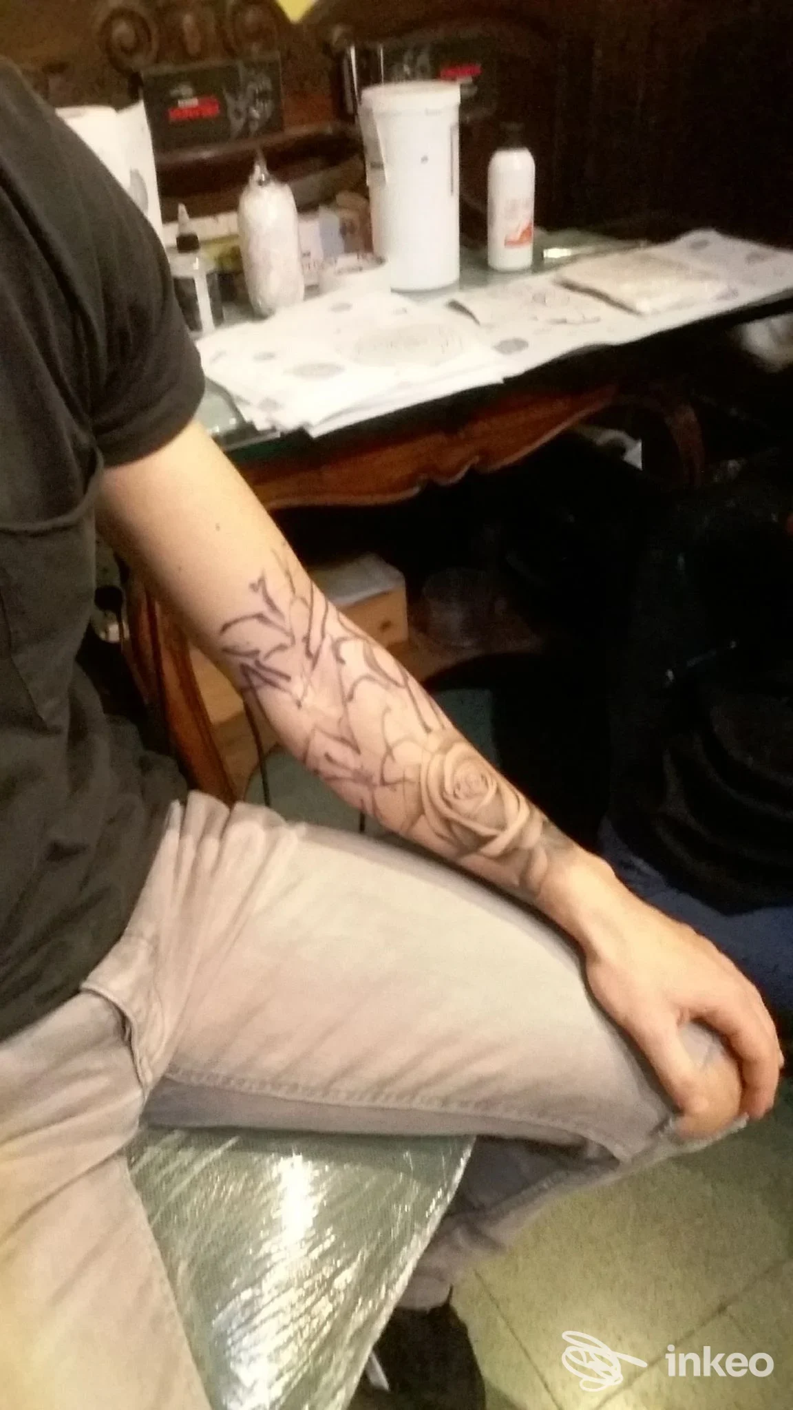 Avambraccio con bozza di tatuaggio floreale e rosa, scatto in studio Lippo Tattoo a Frosinone.