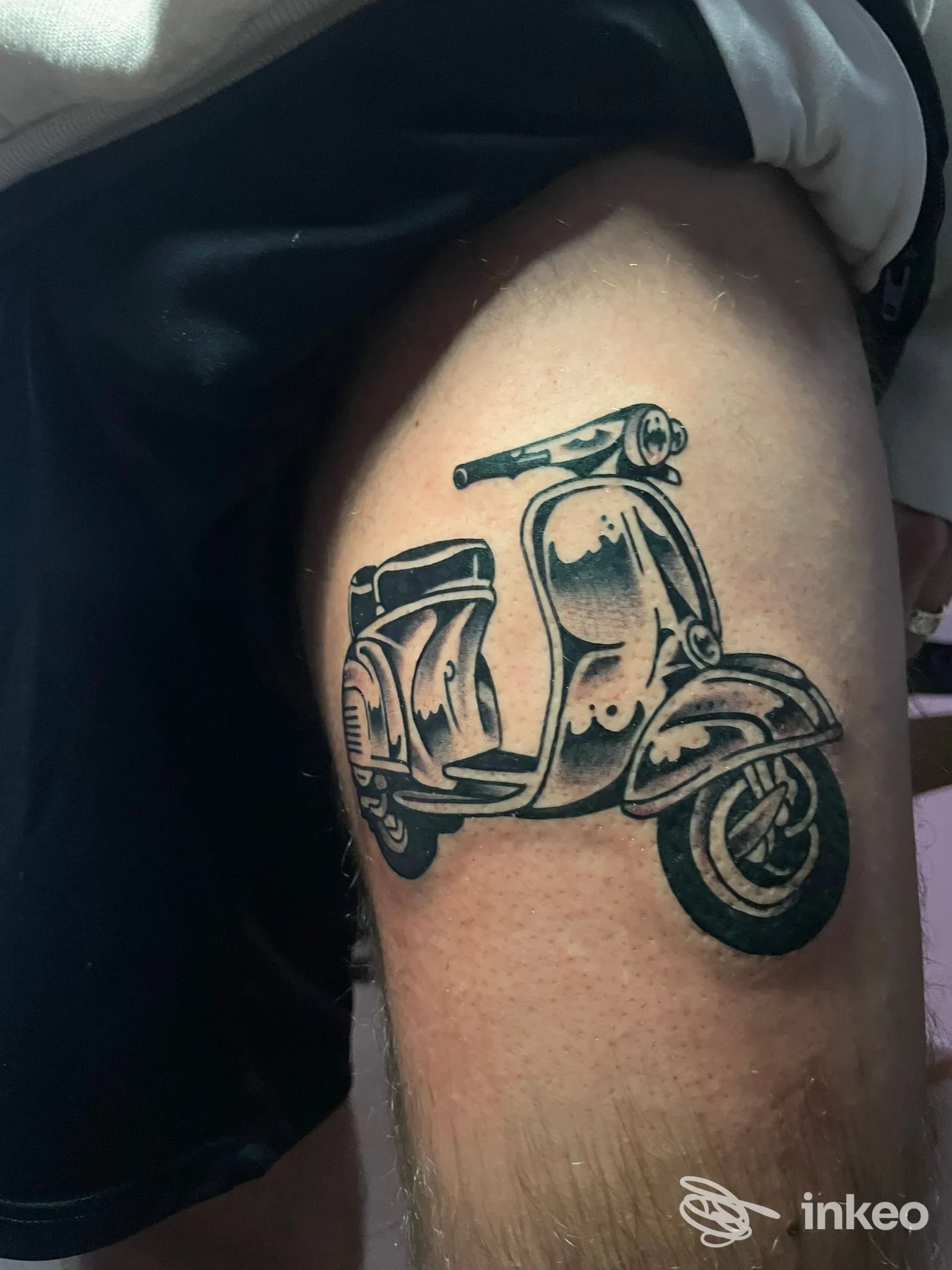 Tattoo su pelle reale raffigurante una vespa/vespa scooter sul polpaccio, eseguita da Tattoo Company Badalocum.