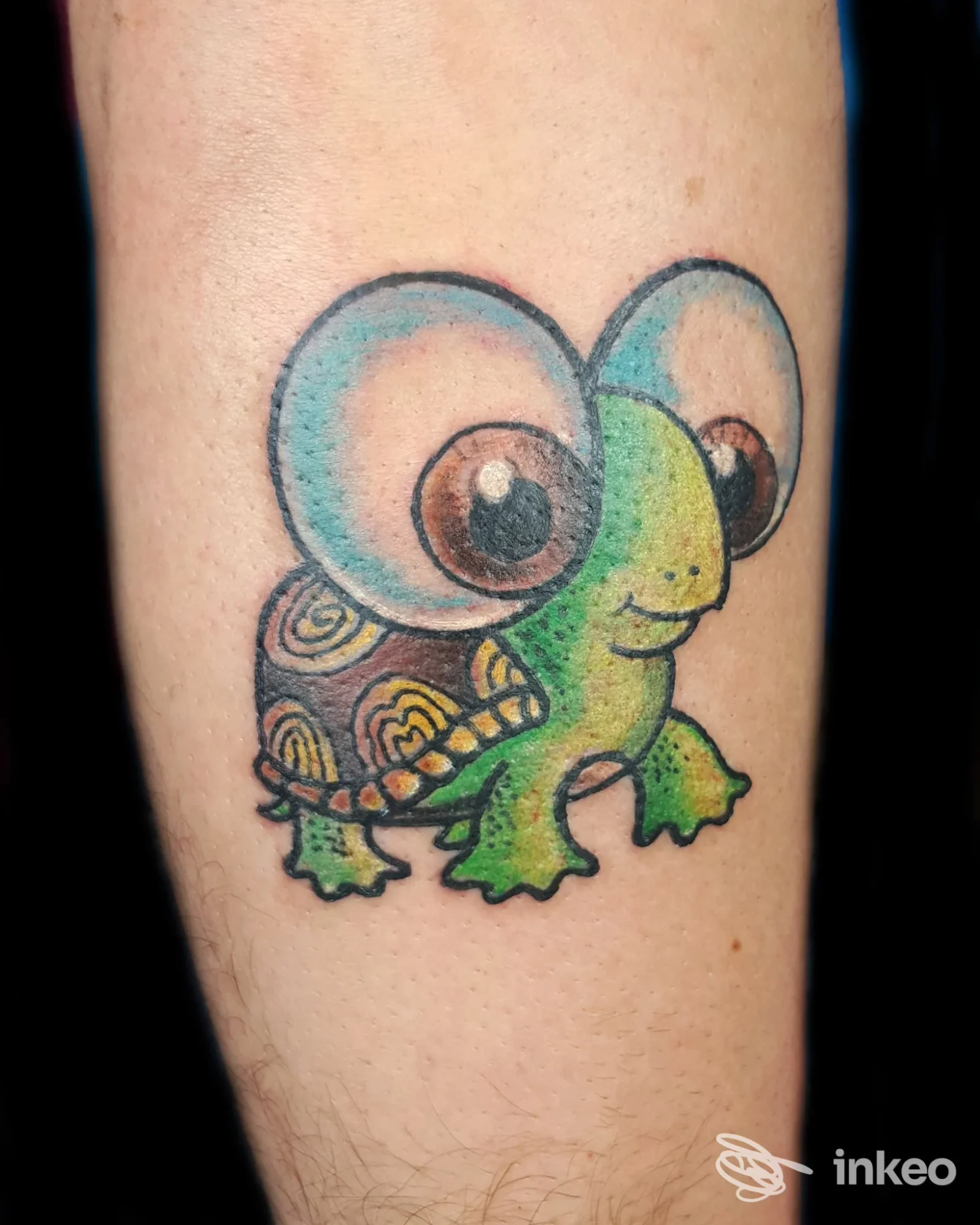 Tatuaggio colorato di una tartaruga stilizzata sull'avambraccio, fotografia del lavoro dello studio Ink&Ele a Ghislarengo.