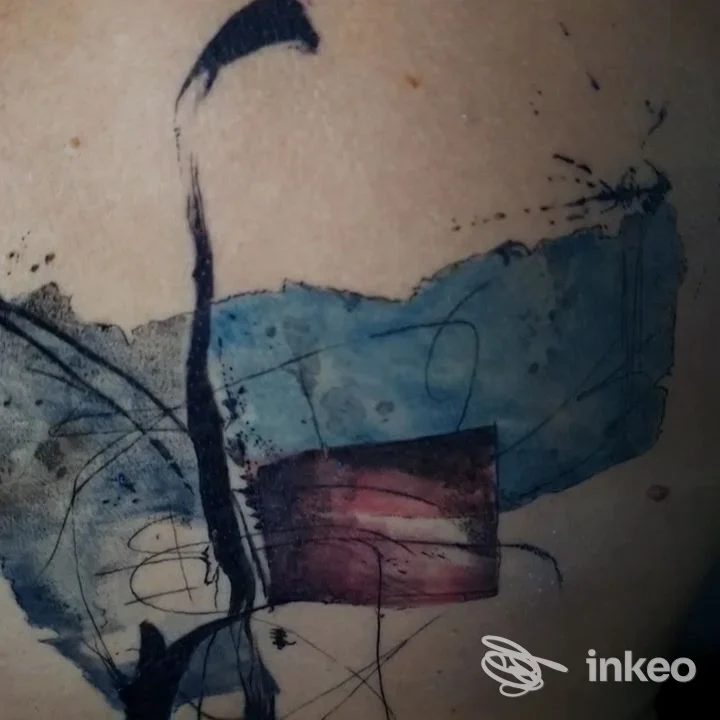 Tatuaggio astratto in stile acquerello su pelle, Onirico Tattoo studio, Rieti.