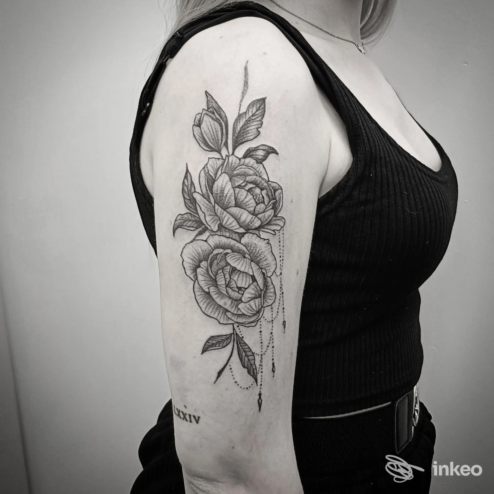 Tatuaggio floreale in bianco e nero sul braccio superiore, foto fornita da Animanimale Tattoo a Caerano di San Marco.